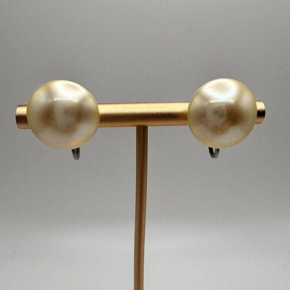 Vintage Pearl Button Costume Earrings Richelieu Clip On 16 mm - Picture 2 of 8